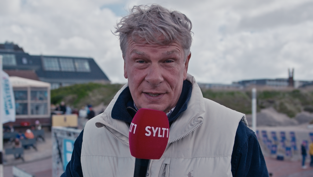 Alex Lenz moderiert für Sylt1 TV am Strand