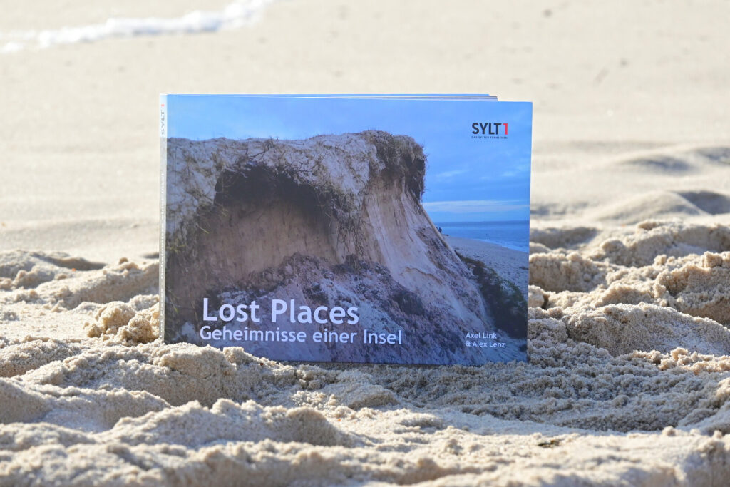Bildband Lost Places Sylt – Geheimnisse einer Insel von Alex Lenz und Axel Link am Sylter Strand
